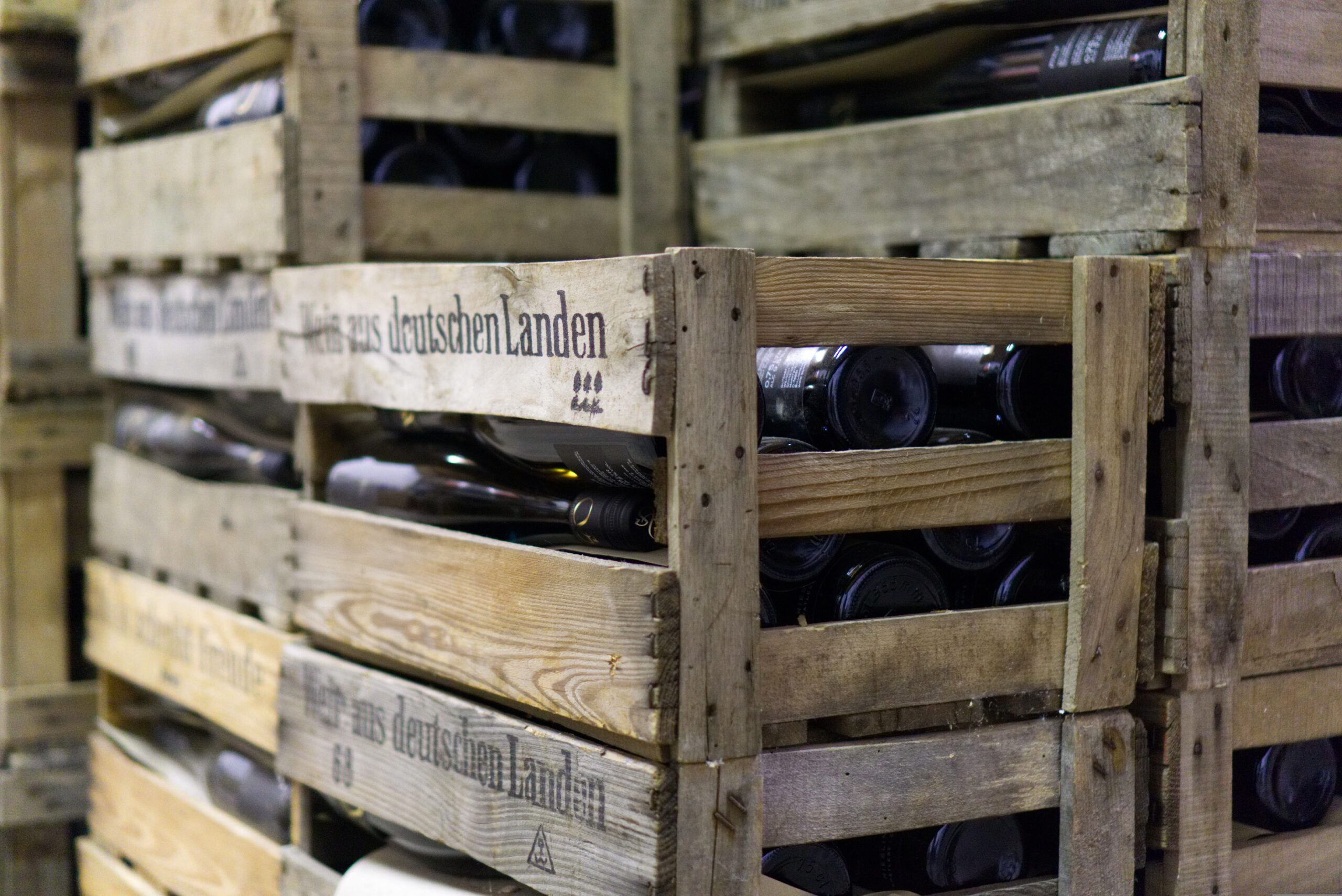 Weinkisten mit Aufdruck "Wein aus deutschen Landen"